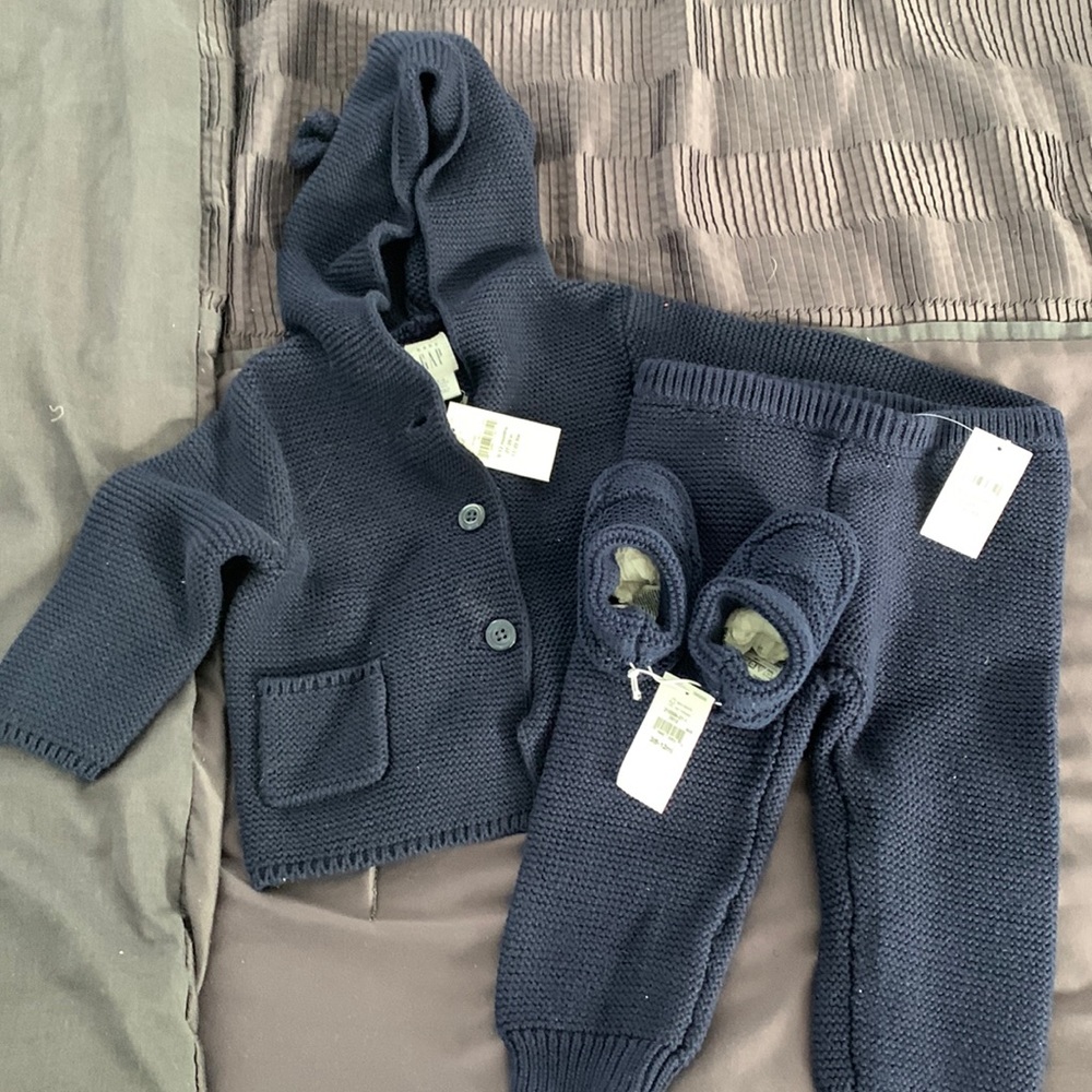 Gap 6-12 month blue knit set with booties